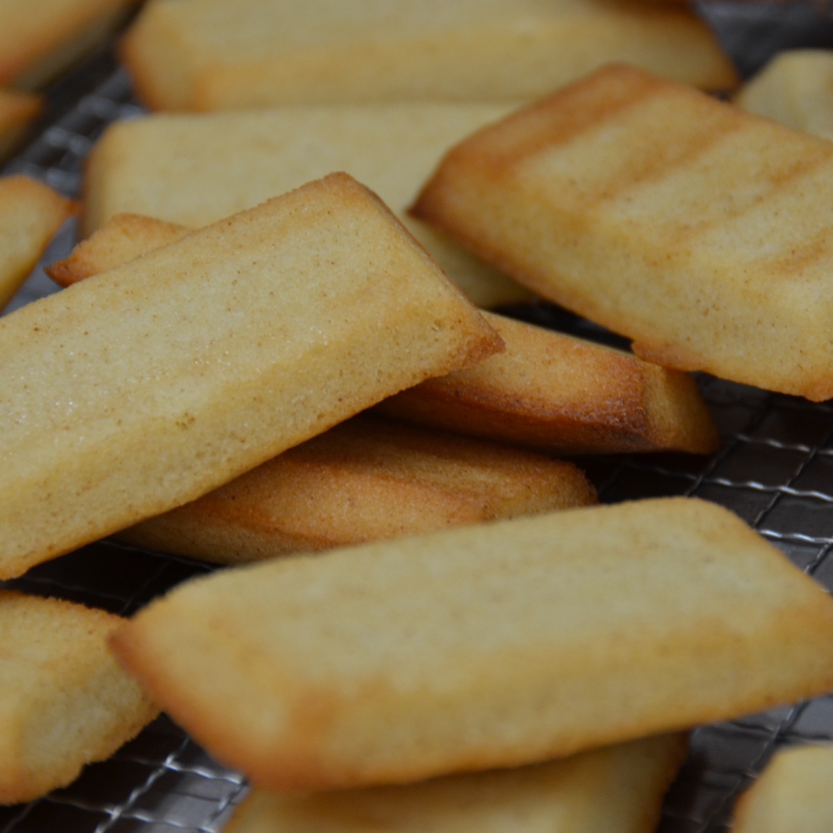 たまごの旨み、焦がしバターのコクがたまらないフィナンシェ。焼きたてです♪