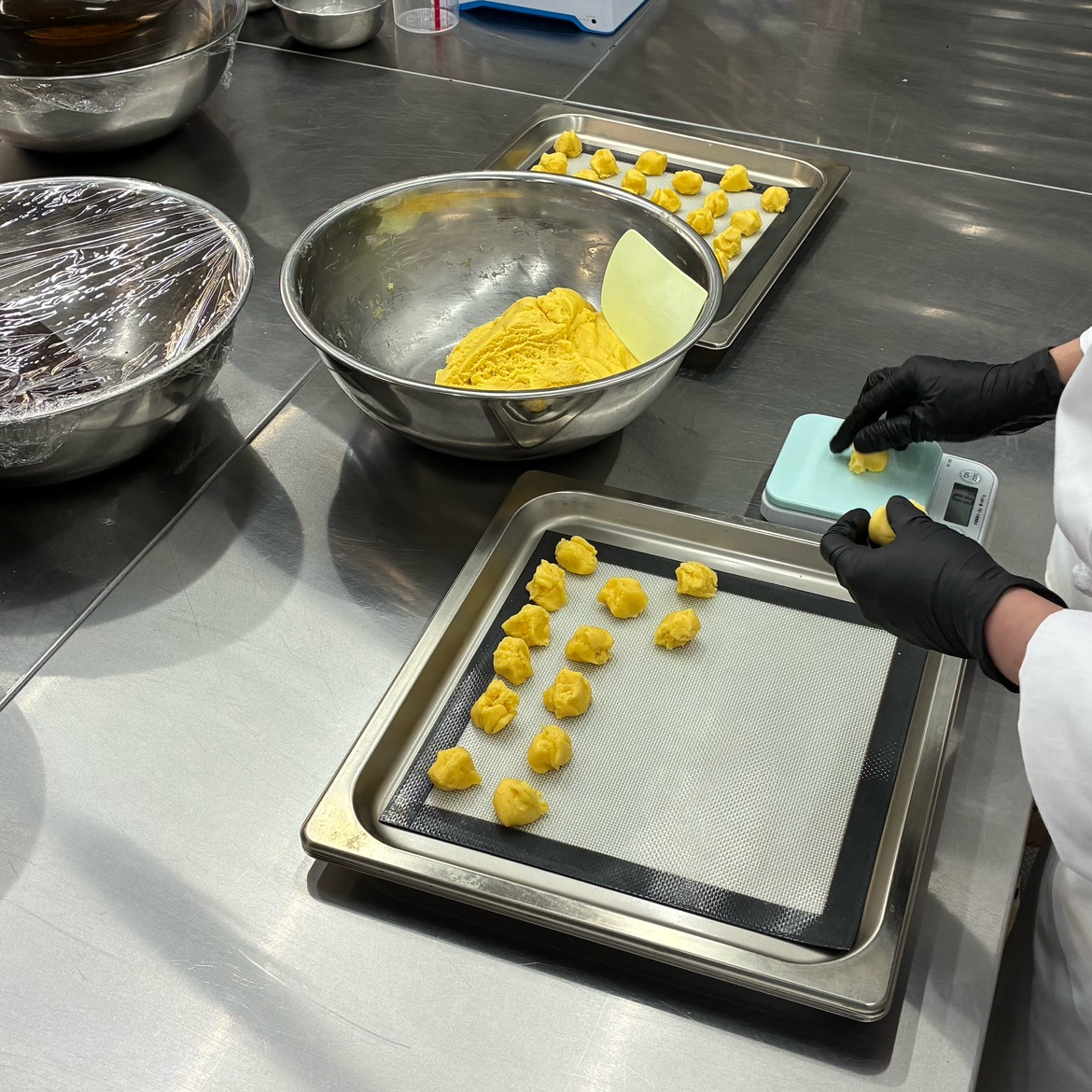 とりtoたまご本店の厨房にて、ボーロを手作りしています！オープンキッチンですので、店舗にぜひ見にきてください！!